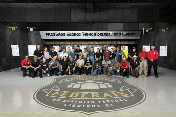 Aposentados da Polícia Federal participam de treinamento de tiro em encontro promovido pelo SINDIPOL/DF